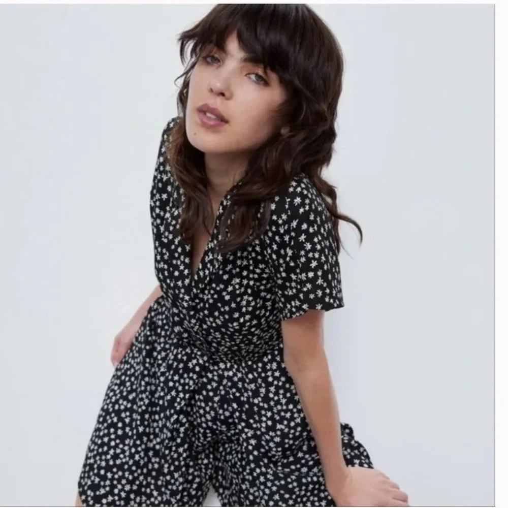 🖤 Zara Black Floral Print Flowy Short Jumpsuit/Romper